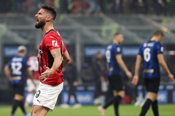 Olivier Giroud lập cú đúp giúp AC Milan hạ Inter Milan ảnh 1