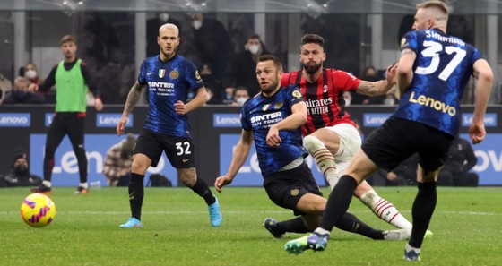Olivier Giroud lập cú đúp giúp AC Milan hạ Inter Milan ảnh 2
