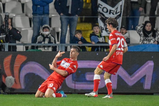 Piatek ăn mừng bàn thắng mở tỷ số vào lưới Spezia