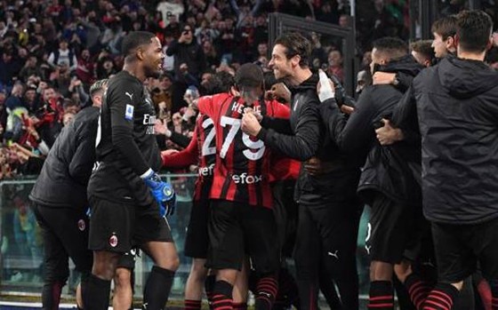 AC Milan ăn mừng chiến thắng trên sân Roma ở vòng 34