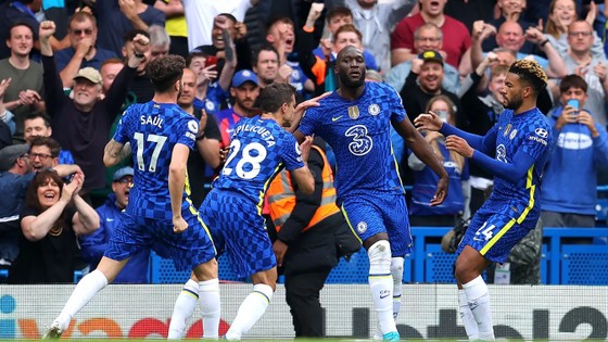 Các cầu thủ Chelsea ăn mừng bàn thắng của Lukaku