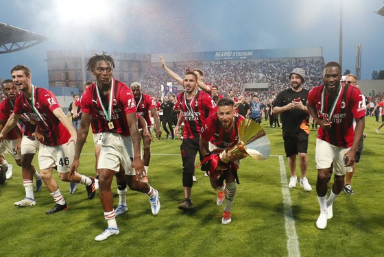 Các cầu thủ Milan ăn mừng danh hiệu vô địch