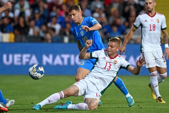 Nicolo Barrella ghi bàn cho Azzurri trong trận thắng Hungari