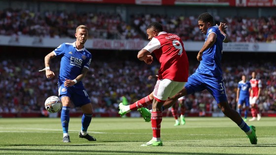 Gabriel Jesus ghi cú đúp giúp Arsenal đè bẹp Leicester ảnh 1