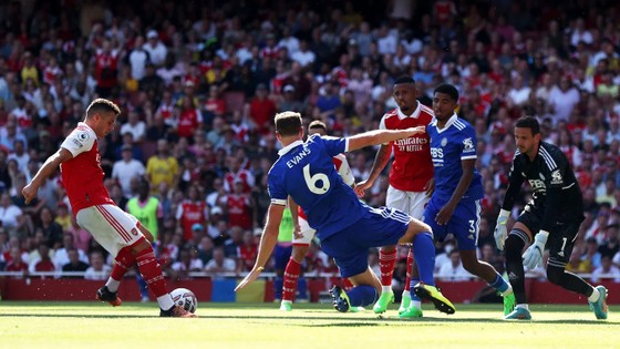 Gabriel Jesus ghi cú đúp giúp Arsenal đè bẹp Leicester ảnh 3