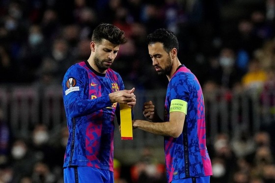 Fan Chelsea và Liverpool mừng rơn khi Frenkie de Jong bay sang London ảnh 1