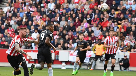 Đè bẹp Brentford, Arsenal trở lại ngôi đầu bảng ảnh 3