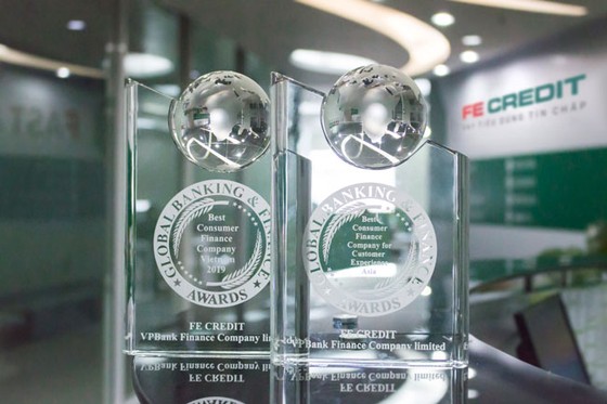 FE CREDIT nhận 2 giải thưởng của Global Banking & Finance ảnh 1