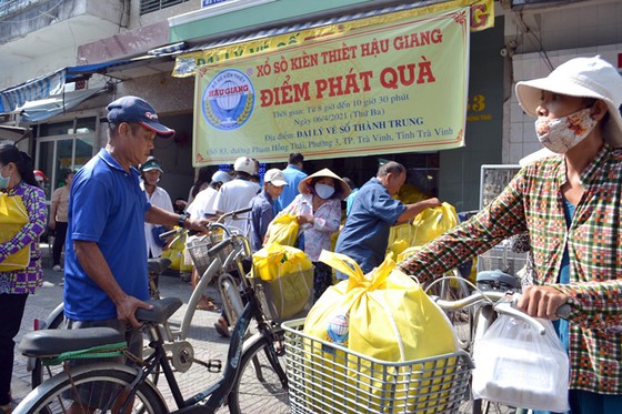 Trao 400 phần quà cho người bán vé số dạo tại Trà Vinh ảnh 2