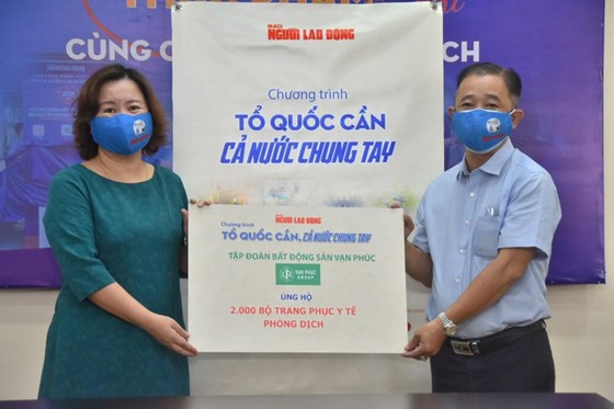 Van Phuc Group ủng hộ 100 tấn gạo, 2.000 quần áo bảo hộ chống dịch Covid-19 ảnh 1