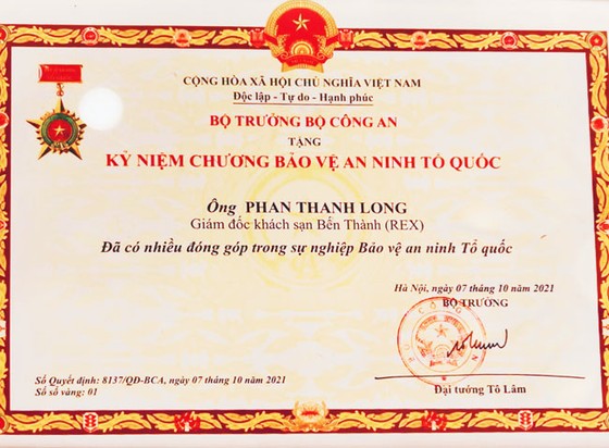 Giám đốc Khách sạn Rex Sài Gòn nhận kỷ niệm chương Bảo vệ an ninh Tổ quốc ảnh 1