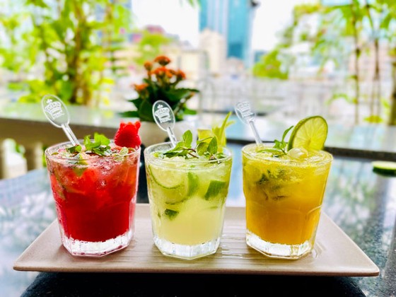 Rex Hotel Saigon giới thiệu chương trình Combo “Happy Hour” đặc biệt tại Rooftop Garden Bar ảnh 4