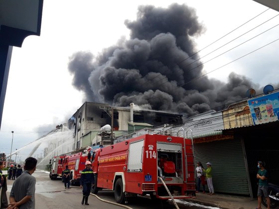 Cảnh tan hoang sau vụ cháy ở KCN Việt Hương ảnh 1