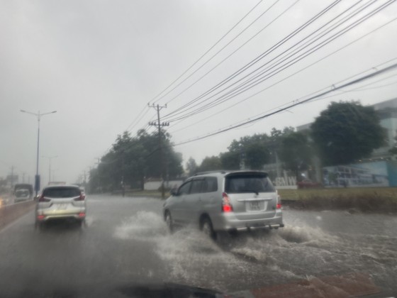 Bình Dương: Quốc lộ 13 lại ngập lênh láng sau mưa lớn ảnh 2