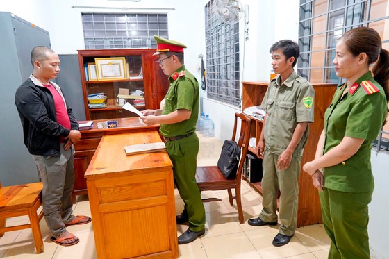 Vụ bé gái 7 tuổi ở Bình Phước bị bạo hành dã man: Khởi tố mẹ và cha dượng ảnh 1