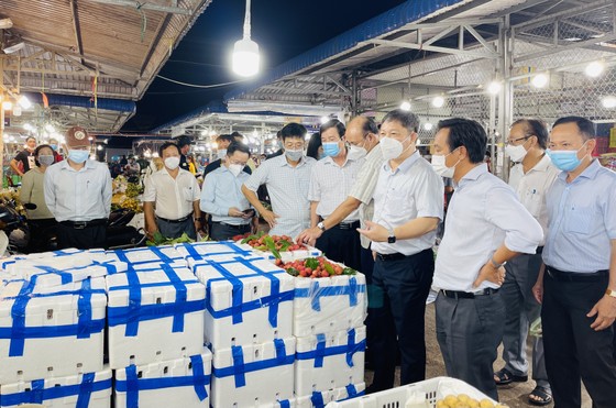 Phó Chủ tịch UBND TPHCM Dương Anh Đức kiểm tra đột xuất chợ đầu mối lúc nửa đêm ảnh 8