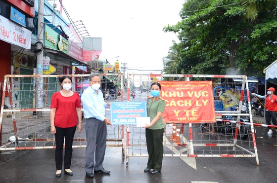 Ban Dân vận Thành ủy TPHCM thăm lực lượng tuyến đầu phòng chống dịch ở quận Bình Tân ảnh 2