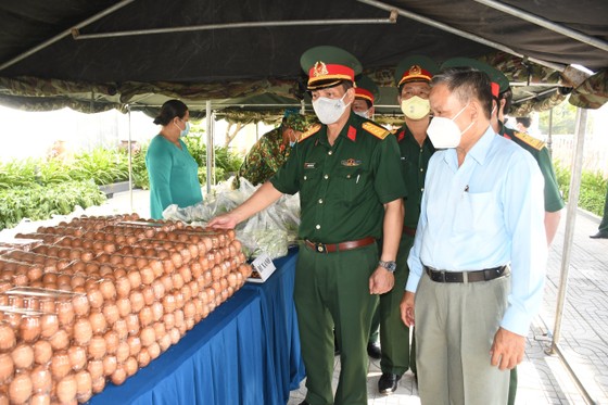 Quân khu 7 tổ chức 'Gian hàng 0 đồng' hỗ trợ người khó khăn ở quận Bình Tân ảnh 1