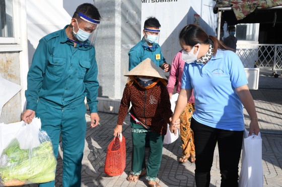Quân khu 7 tổ chức 'Gian hàng 0 đồng' hỗ trợ người khó khăn ở quận Bình Tân ảnh 3