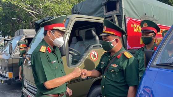 Bộ Tư lệnh TPHCM xuất quân trao tặng 100.000 phần quà giúp nhân dân gặp khó khăn do dịch Covid-19 ảnh 9