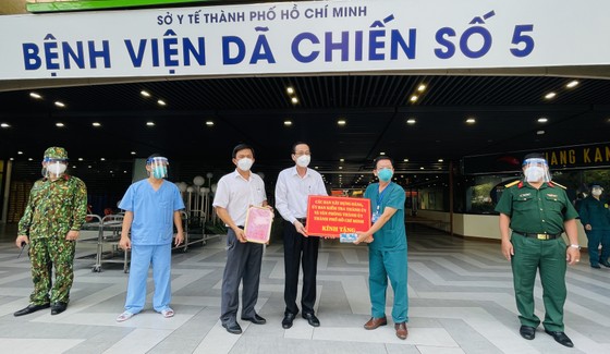Trưởng Ban Nội chính Thành ủy TPHCM thăm hỏi, động viên y, bác sĩ tuyến đầu chống dịch ảnh 1