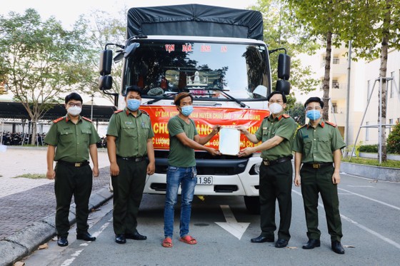Bà con An Giang hỗ trợ 15 tấn nhu yếu phẩm cho cán bộ, chiến sĩ công an TPHCM ảnh 2