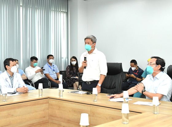 Bí thư Thành ủy TPHCM Nguyễn Văn Nên: Mũi tiến công quan trọng là Vaccine + Thuốc + Ý thức ảnh 2