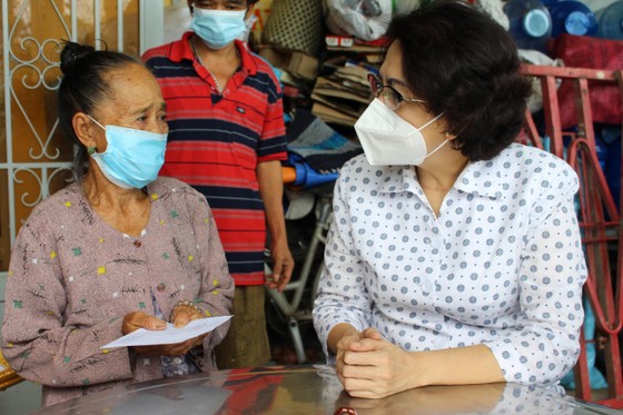 Chủ tịch Ủy ban MTTQ Việt Nam TPHCM thăm người cao tuổi, trẻ mồ côi ở huyện Bình Chánh ảnh 2