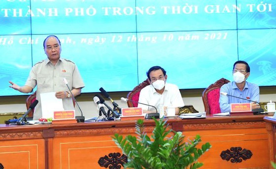 Chủ tịch nước Nguyễn Xuân Phúc gợi mở cách kiểm soát dịch và phát triển kinh tế cho TPHCM ảnh 14
