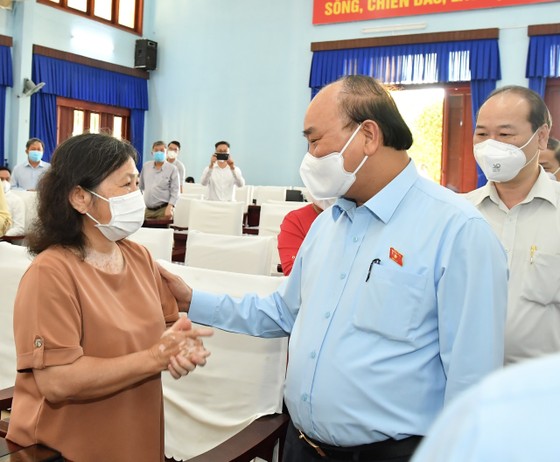 Chủ tịch nước Nguyễn Xuân Phúc gợi mở cách kiểm soát dịch và phát triển kinh tế cho TPHCM ảnh 6