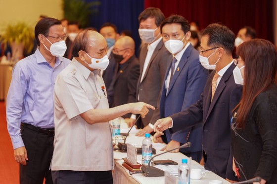 Chủ tịch nước Nguyễn Xuân Phúc gợi mở cách kiểm soát dịch và phát triển kinh tế cho TPHCM ảnh 17