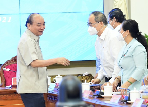 Chủ tịch nước Nguyễn Xuân Phúc gợi mở cách kiểm soát dịch và phát triển kinh tế cho TPHCM ảnh 12