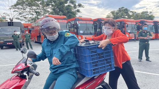 Bộ Tư lệnh TPHCM tiếp tục phối hợp đưa 700 người dân về quê theo nguyện vọng ảnh 4