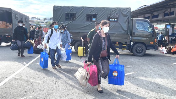 Bộ Tư lệnh TPHCM tiếp tục phối hợp đưa 700 người dân về quê theo nguyện vọng ảnh 1