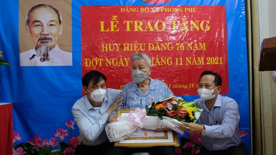 Trao tặng Huy hiệu 75 năm tuổi Đảng cho đồng chí Lê Quang Đồng ảnh 2