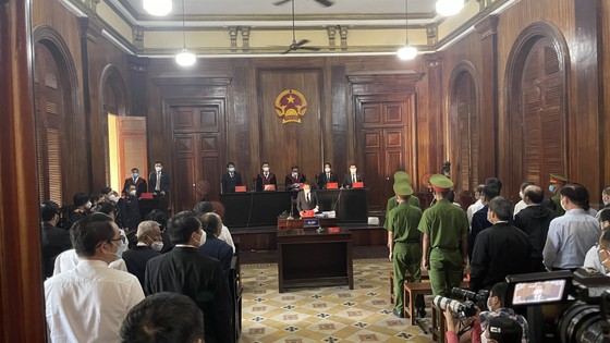 Tạm dừng phiên tòa xét xử ông Lê Tấn Hùng và ông Trần Vĩnh Tuyến ảnh 1