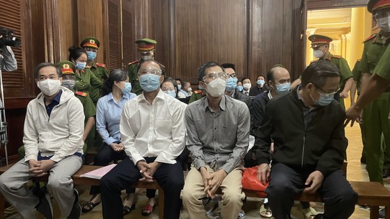 Tạm dừng phiên tòa xét xử ông Lê Tấn Hùng và ông Trần Vĩnh Tuyến ảnh 2