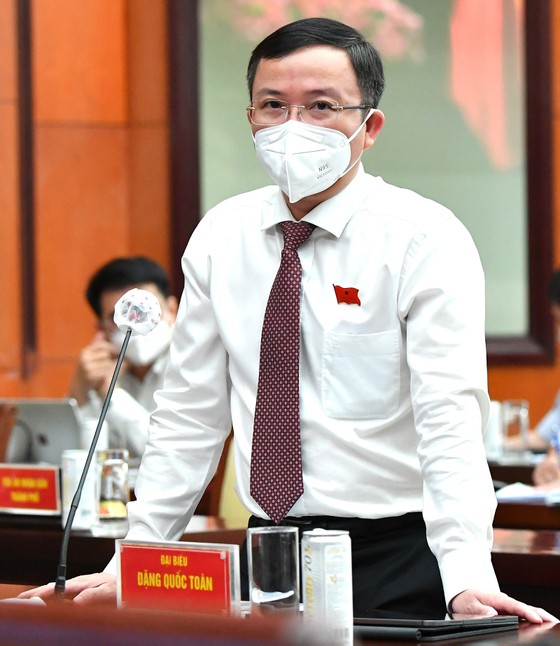 Lãnh đạo ngành y tế TPHCM hy vọng không lâu nữa thuốc điều trị Covid-19 không còn khan hiếm, từ đó ngành y tế sẽ đề xuất cho phép bán thuốc điều trị Covid-19 đại trà. Lúc đó, người dân có thể đến các nhà thuốc mua và sử dụng như các loại thuốc cúm th ảnh 1