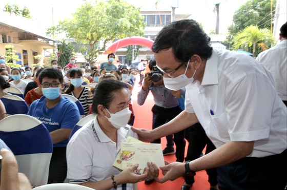 Bí thư Thành ủy TPHCM Nguyễn Văn Nên trao quà cho người nghèo, công nhân tại tỉnh Đồng Nai ảnh 6