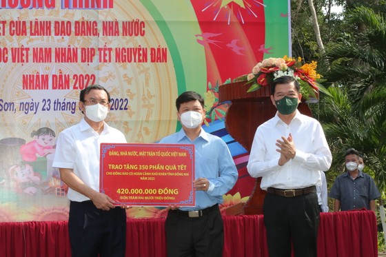Bí thư Thành ủy TPHCM Nguyễn Văn Nên trao quà cho người nghèo, công nhân tại tỉnh Đồng Nai ảnh 4
