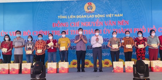 Bí thư Thành ủy TPHCM Nguyễn Văn Nên trao quà cho người nghèo, công nhân tại tỉnh Đồng Nai ảnh 10