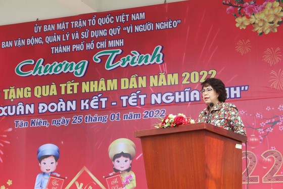 Chủ tịch Ủy ban MTTQ Việt Nam TPHCM trao quà tết cho bà con nghèo tại huyện Bình Chánh ảnh 1