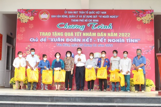 Chủ tịch Ủy ban MTTQ Việt Nam TPHCM trao quà tết cho bà con nghèo tại huyện Bình Chánh ảnh 2