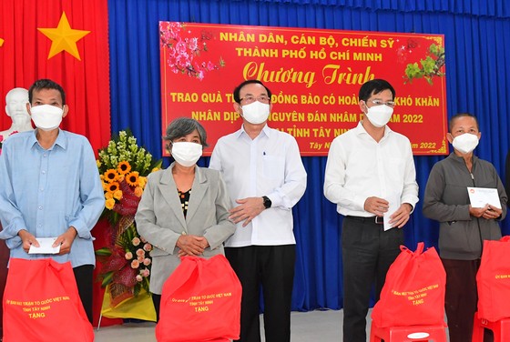 Bí thư Thành ủy TPHCM Nguyễn Văn Nên tặng quà đồng bào khó khăn, dân tộc thiểu số ở Tây Ninh ảnh 1