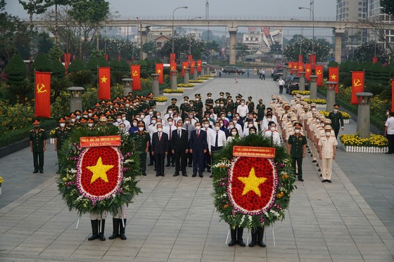 Lãnh đạo TPHCM dâng hương, dâng hoa tưởng niệm các anh hùng liệt sĩ nhân dịp Tết Nhâm Dần 2022 ảnh 1