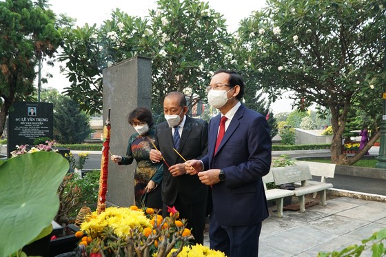 Lãnh đạo TPHCM dâng hương, dâng hoa tưởng niệm các anh hùng liệt sĩ nhân dịp Tết Nhâm Dần 2022 ảnh 6