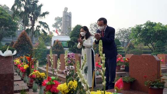 Lãnh đạo TPHCM dâng hương, dâng hoa tưởng niệm các anh hùng liệt sĩ nhân dịp Tết Nhâm Dần 2022 ảnh 4