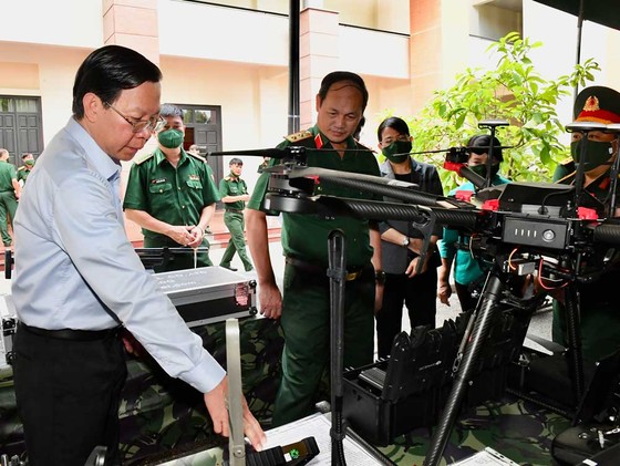 Chủ tịch UBND TPHCM Phan Văn Mãi: Quan tâm đào tạo, bồi dưỡng nhân lực làm công tác kỹ thuật trong quân đội ảnh 1