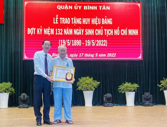 Chủ tịch UBND TPHCM Phan Văn Mãi trao Huy hiệu Đảng cho các đảng viên cao tuổi đảng tại quận 7 ảnh 11