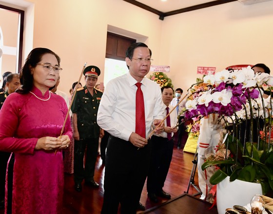 Lãnh đạo TPHCM dâng hoa, dâng hương Chủ tịch Hồ Chí Minh ảnh 2